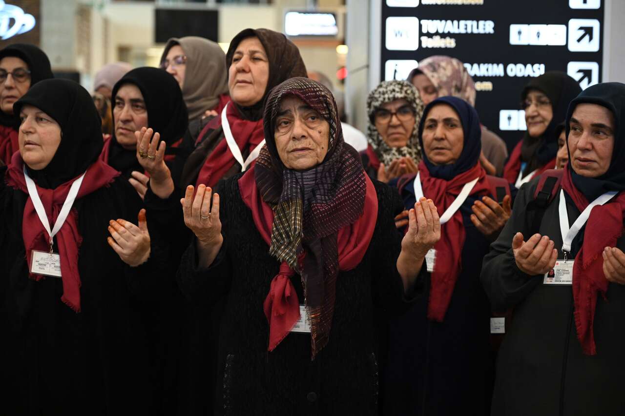 Konya’da kutsal yolculuk! Vefa Umresi’nin üçüncü kafilesi dualarla uğurlandı 7
